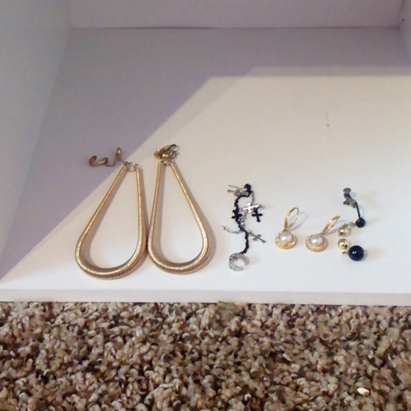 Earrings - Picture 1 of 4